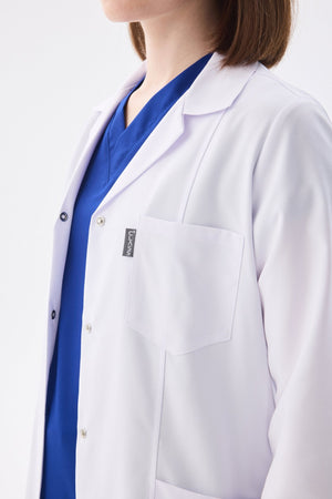 Kadın Uzun Kol Beyaz Çıtçıtlı Önlük Ceket – Klasik Yaka (Polo) - Class Üniforma hemşire formaları, medikal önlükler