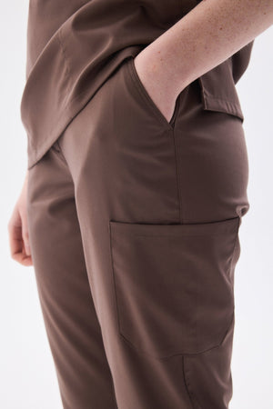 Polo Yaka Kahverengi Kadın Medikal Üniforma Scrubs - Class Üniforma hemşire formaları, medikal önlükler