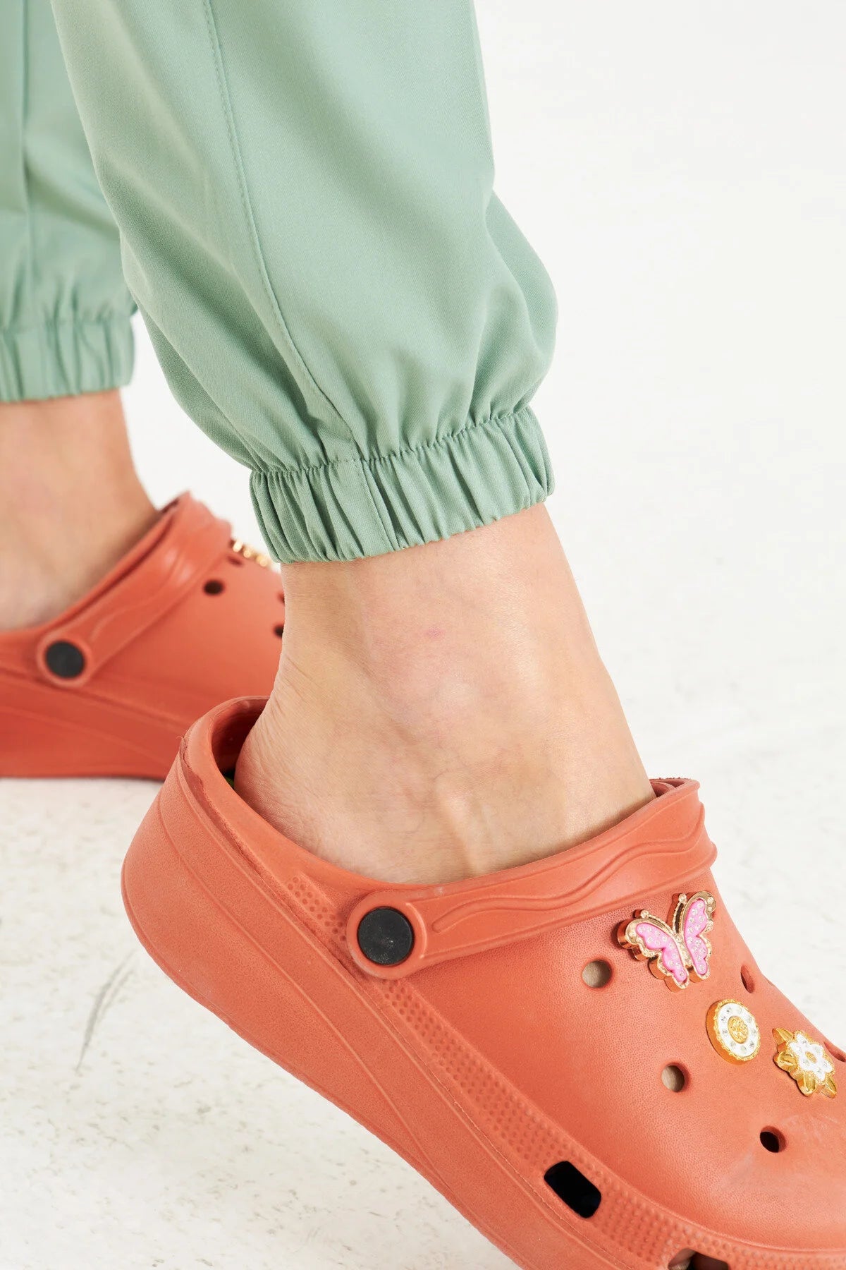 N O V A | Çağla Yeşili LASTİKLİ PAÇA Likralı Hakim Yaka Yarım Çıtçıtlı Hemşire Ve Doktor Forması Scrubs - Class Üniforma hemşire formaları, medikal önlükler