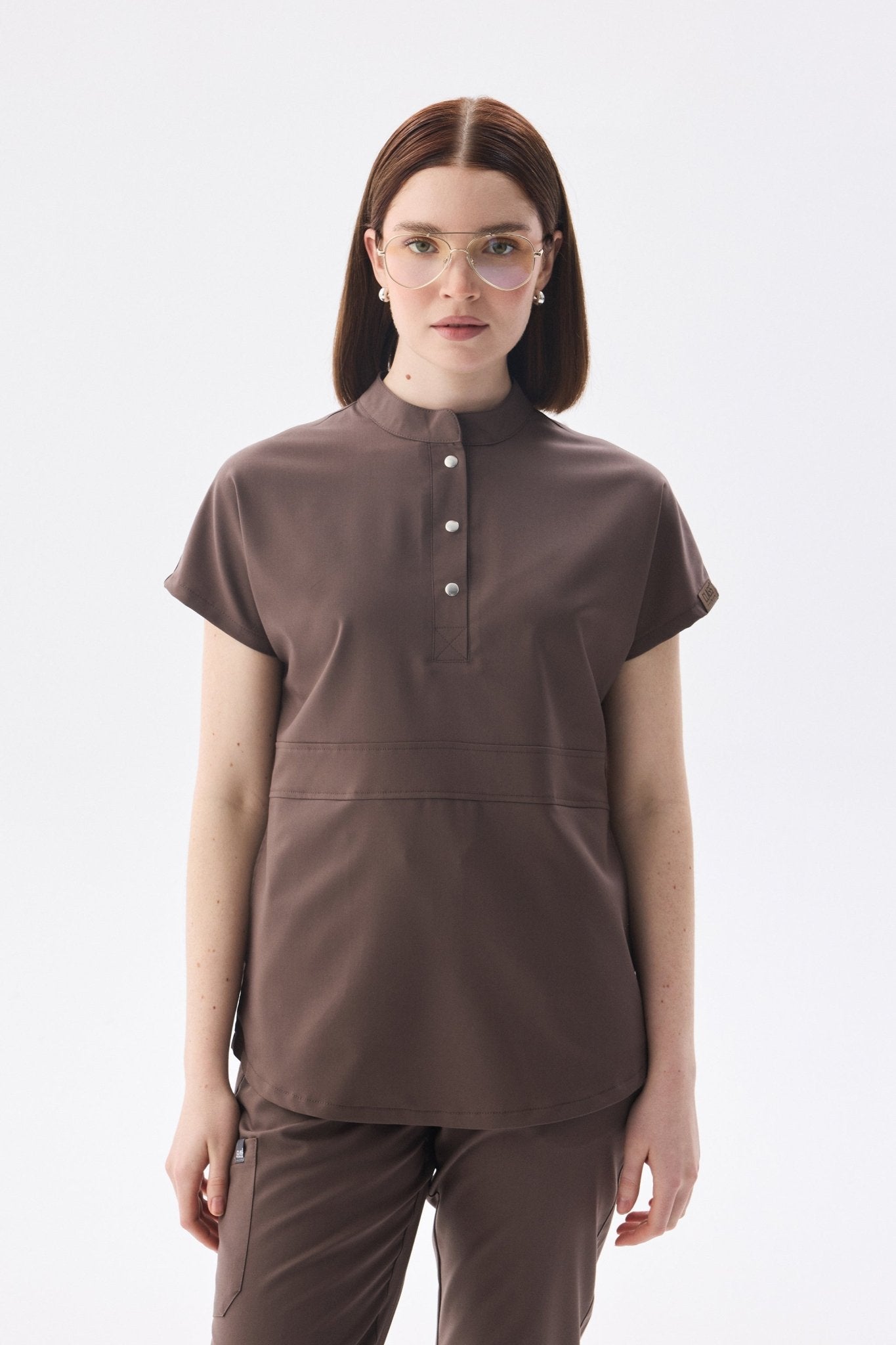 Nova Kahverengi Tek Üst Kadın Likralı Hakim Yaka Yarım Pat Çıtçıtlı Esnek Hemşire Ve Doktor Forması - Class Üniforma hemşire formaları, medikal önlükler