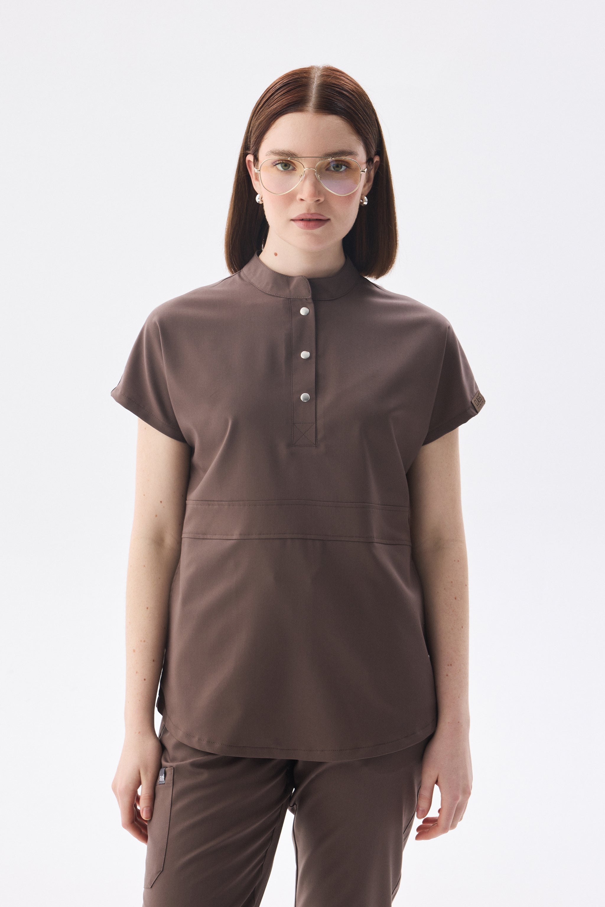 Nova Kahverengi Tek Üst Kadın Likralı Hakim Yaka Yarım Pat Çıtçıtlı Esnek Hemşire Ve Doktor Forması