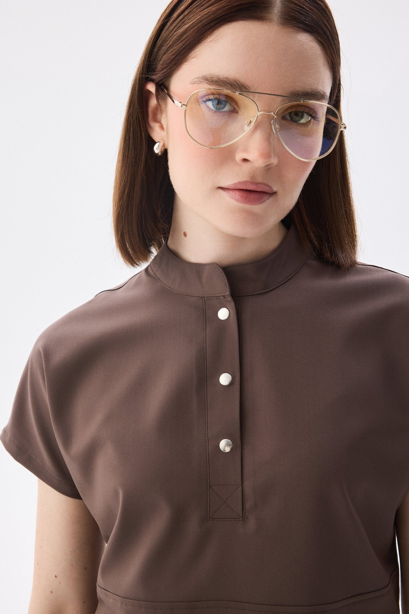 Nova Kahverengi Tek Üst Kadın Likralı Hakim Yaka Yarım Pat Çıtçıtlı Esnek Hemşire Ve Doktor Forması - Class Üniforma hemşire formaları, medikal önlükler