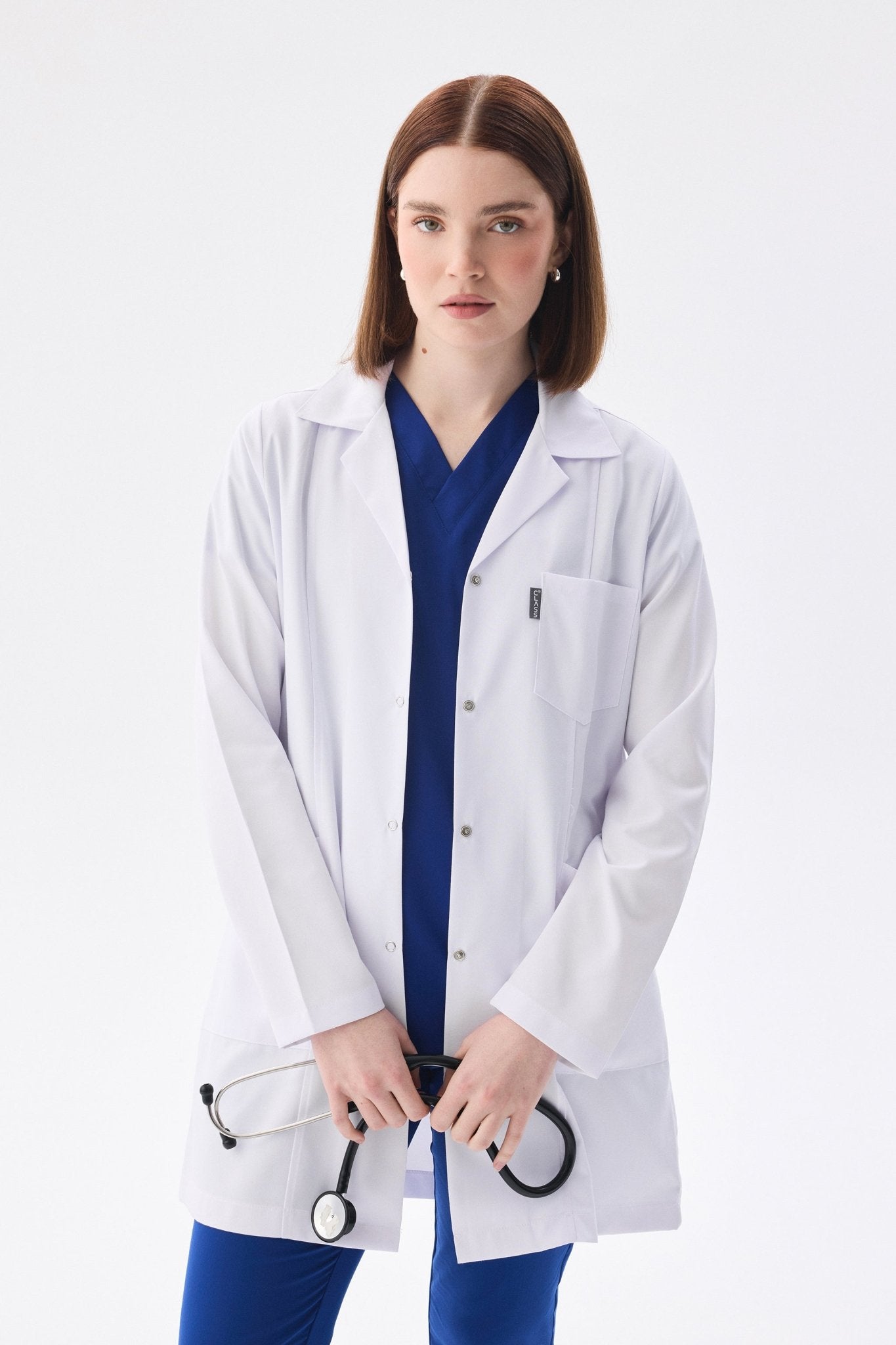 Kadın Uzun Kol Beyaz Çıtçıtlı Önlük Ceket – Klasik Yaka (Polo) - Class Üniforma hemşire formaları, medikal önlükler