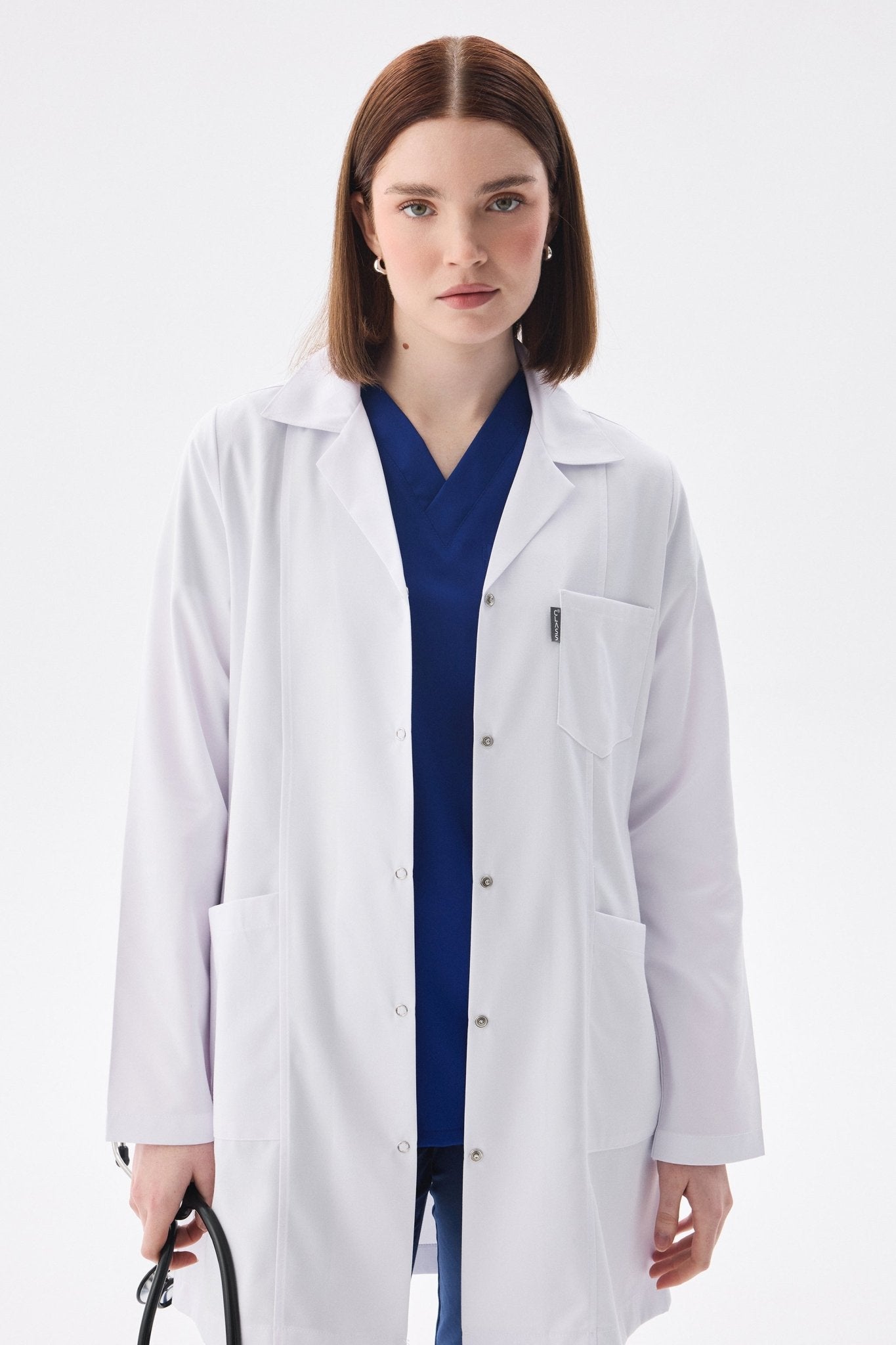 Kadın Uzun Kol Beyaz Çıtçıtlı Önlük Ceket – Klasik Yaka (Polo) - Class Üniforma hemşire formaları, medikal önlükler
