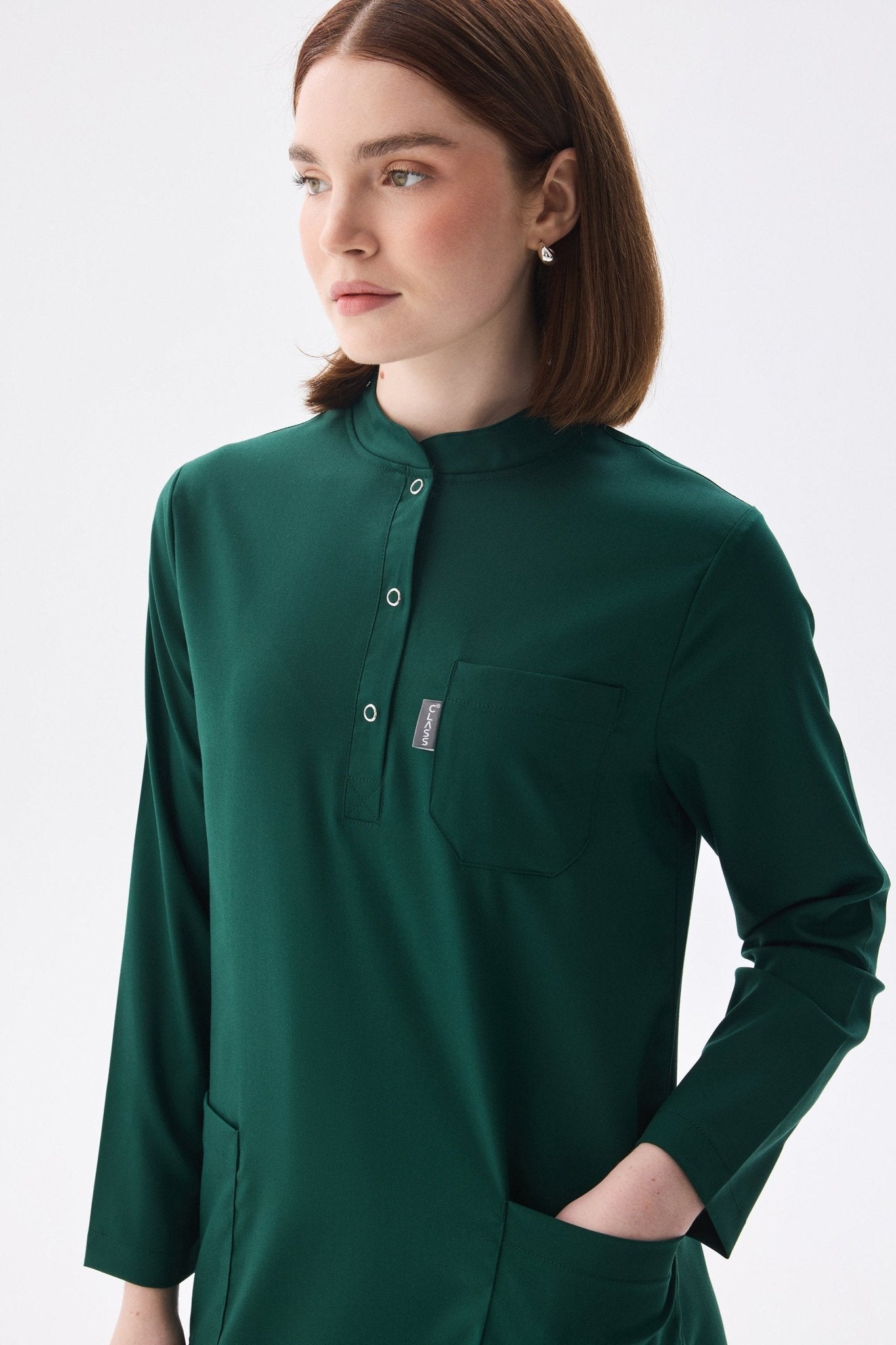 Tesettür Avcı Yeşil Tek Üst Likralı Kadın Medikal Üniforma Doktor Ve Hemşire Forması Cerrahi - Class Üniforma hemşire formaları, medikal önlükler