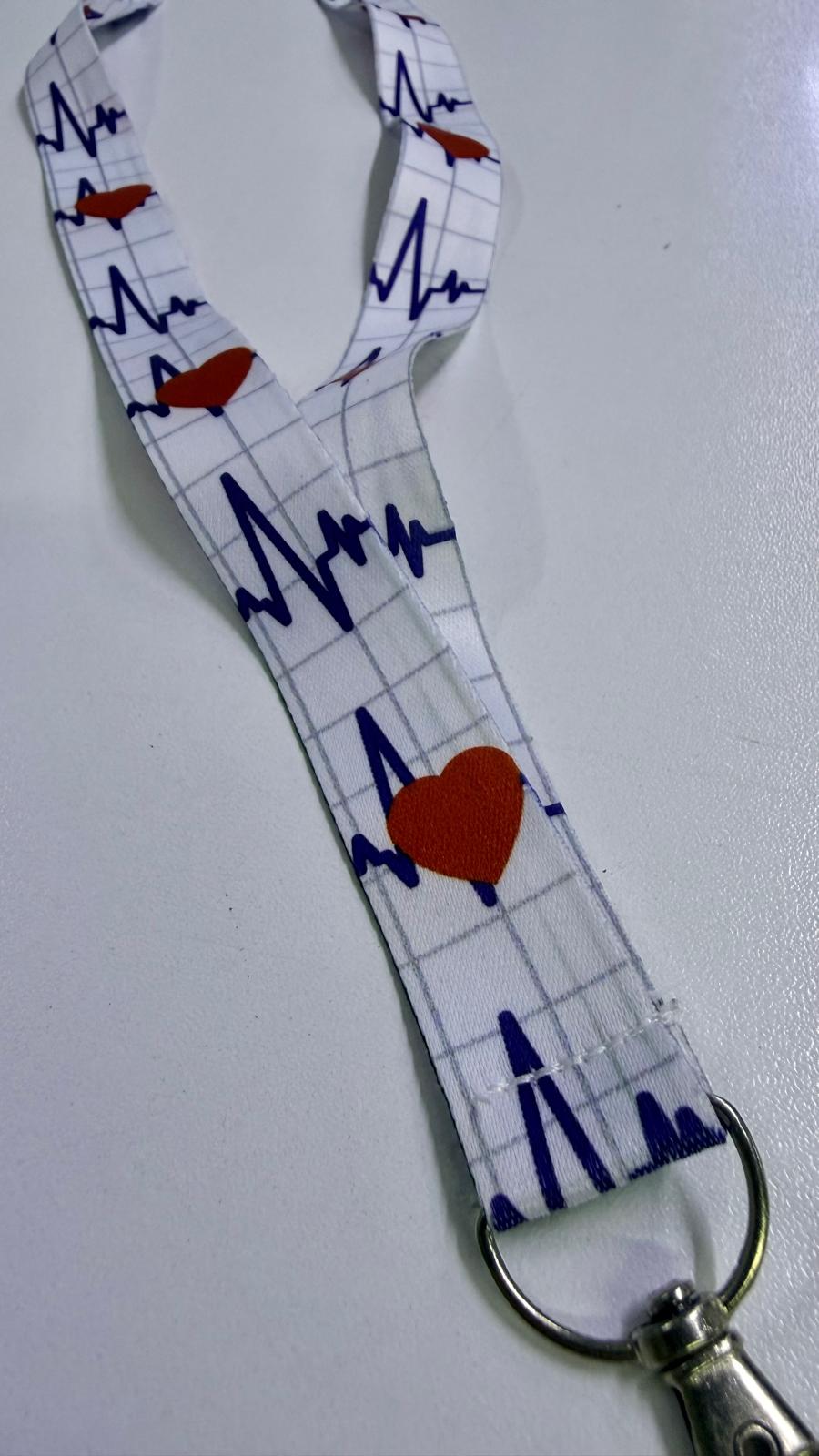 Boyun İpi |Kalp Ritmi Desenli Sağlık ve Kurumsal Kullanım - Class Üniforma hemşire formaları, medikal önlükler