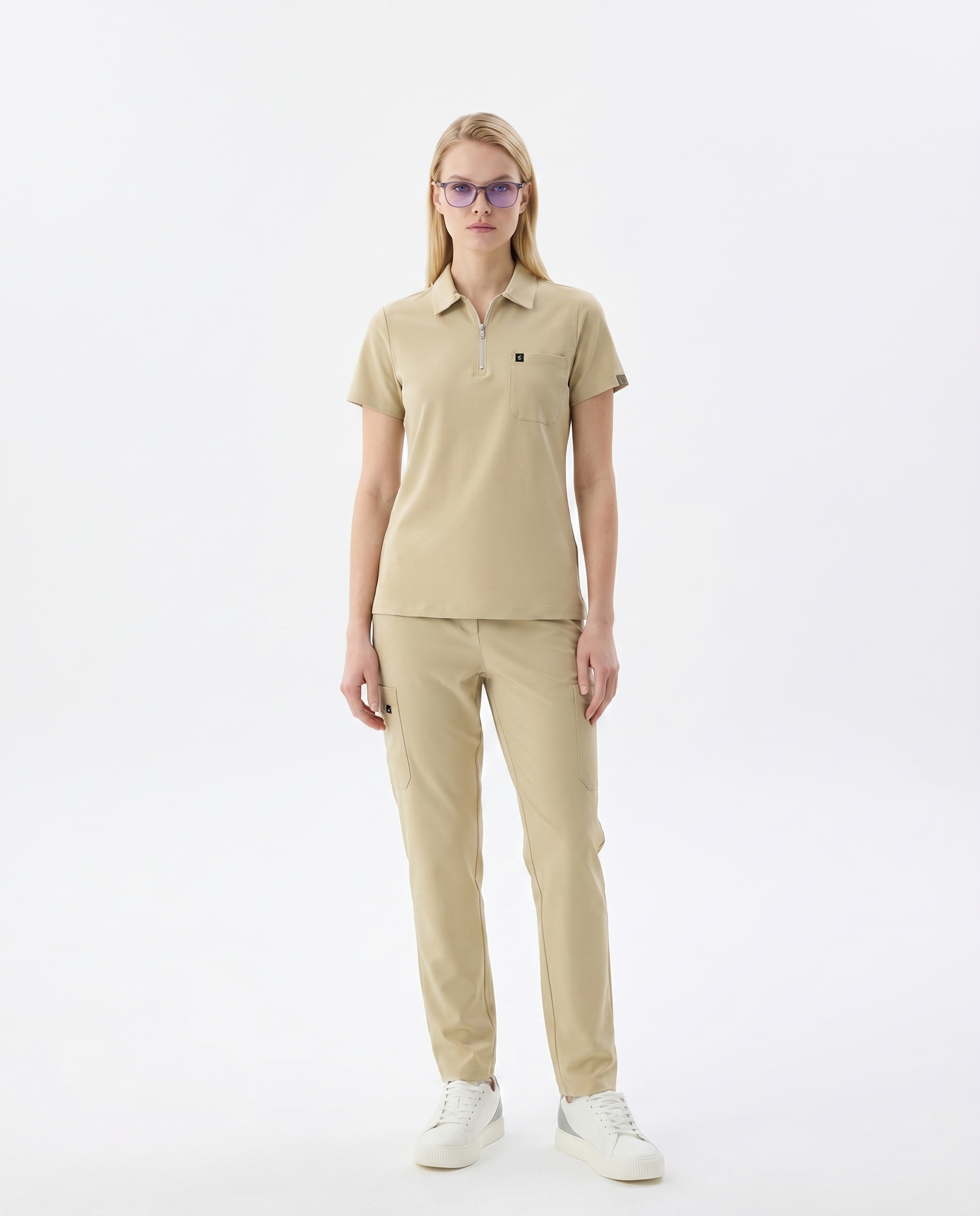 Unisex Yeni Yönetmeliğe Uygun Sağlık Teknisyeni Bej Polo Yaka Erkek Forması - Class ÜniformaMedikal Scrubs