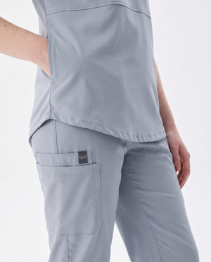 Bayi | Sağlık Bakanlığı Armalı Nova Premium Kadın Yeni Yönetmeliğe Uygun Açık Gri Teknik Hizmetler Forması - Likralı Scrubs Takımı - Class ÜniformaMedikal Scrubs